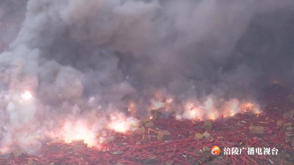 8000余件非法烟花爆竹被集中销毁，现场火光一片......