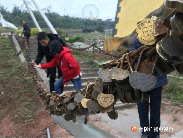 【即时新闻】上万把“同心锁”落户蔺市红酒小镇，你们的甜蜜在涪陵继续延续！