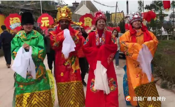 荷花灯、孔明灯免费领！ 晚上“长城”还将升起“明月”，今天的美心红酒小镇，热闹非凡！