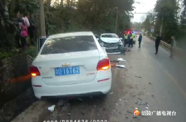 【现场视频】警惕！驾车犯困，小车越过中线，与轿车迎面相撞！