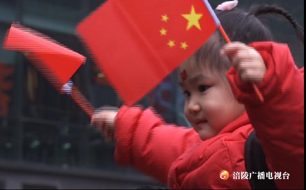 【“踏歌颂祖国”快闪】2019“最强音”！涪陵上千人齐唱《我和我的祖国》 ……