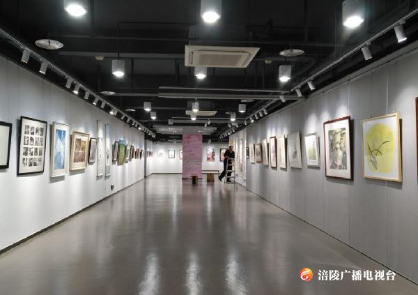 即日起至4月5日，免费看展览！《涪陵区第二届女美术家美术作品展》开幕！