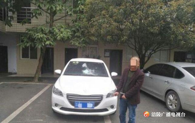 男子遇执法人员查车，强行冲卡逃离被刑拘