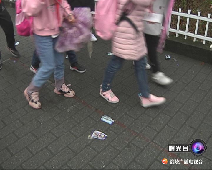 【曝光台】学生乱扔垃圾  校门口脏乱差