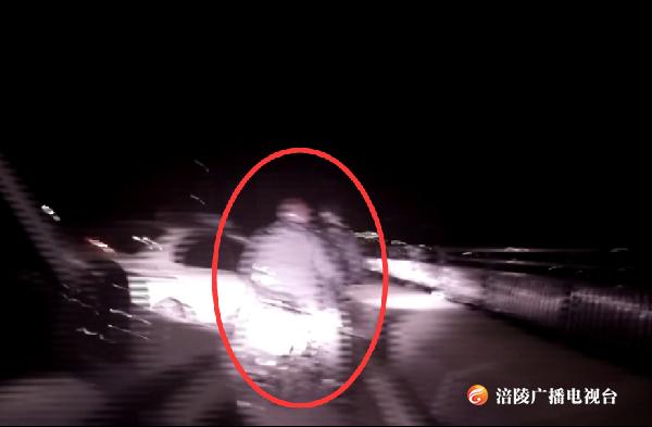 警察叔叔面前走S形？男子酒后练车，涉嫌危险驾驶，结果是……