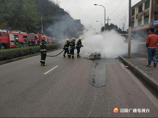 险！涪陵一小伙随意变车道，致车辆失控酿事故！