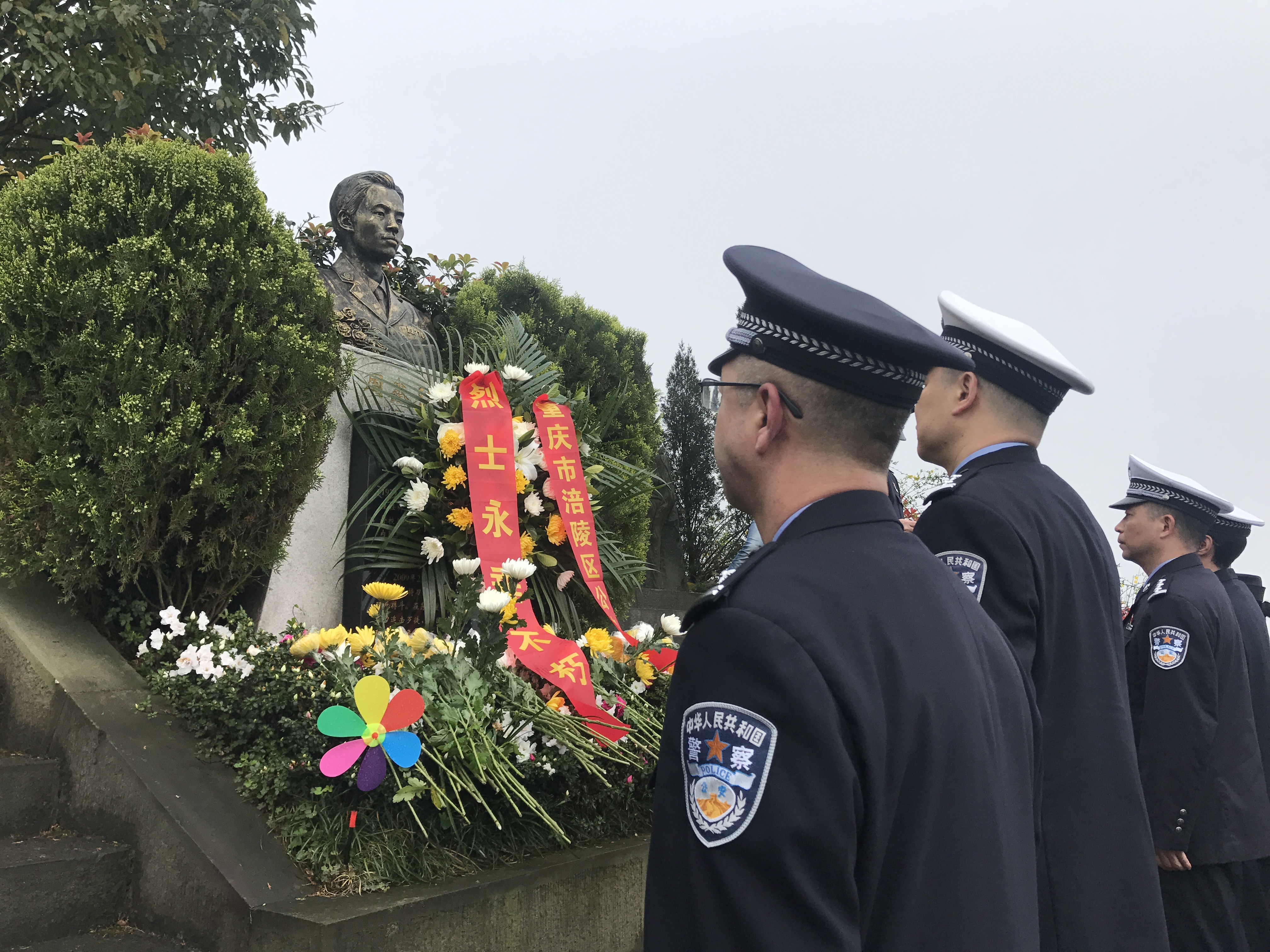 【即时新闻】又是一年清明祭，公安民警祭战友！