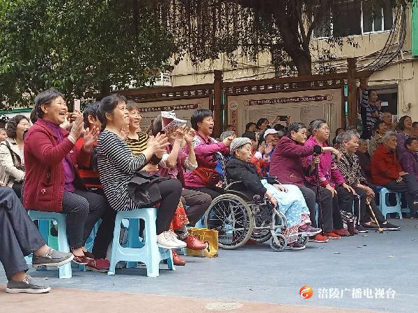 速围观！涪陵这个小区热闹惨了，发生了什么……