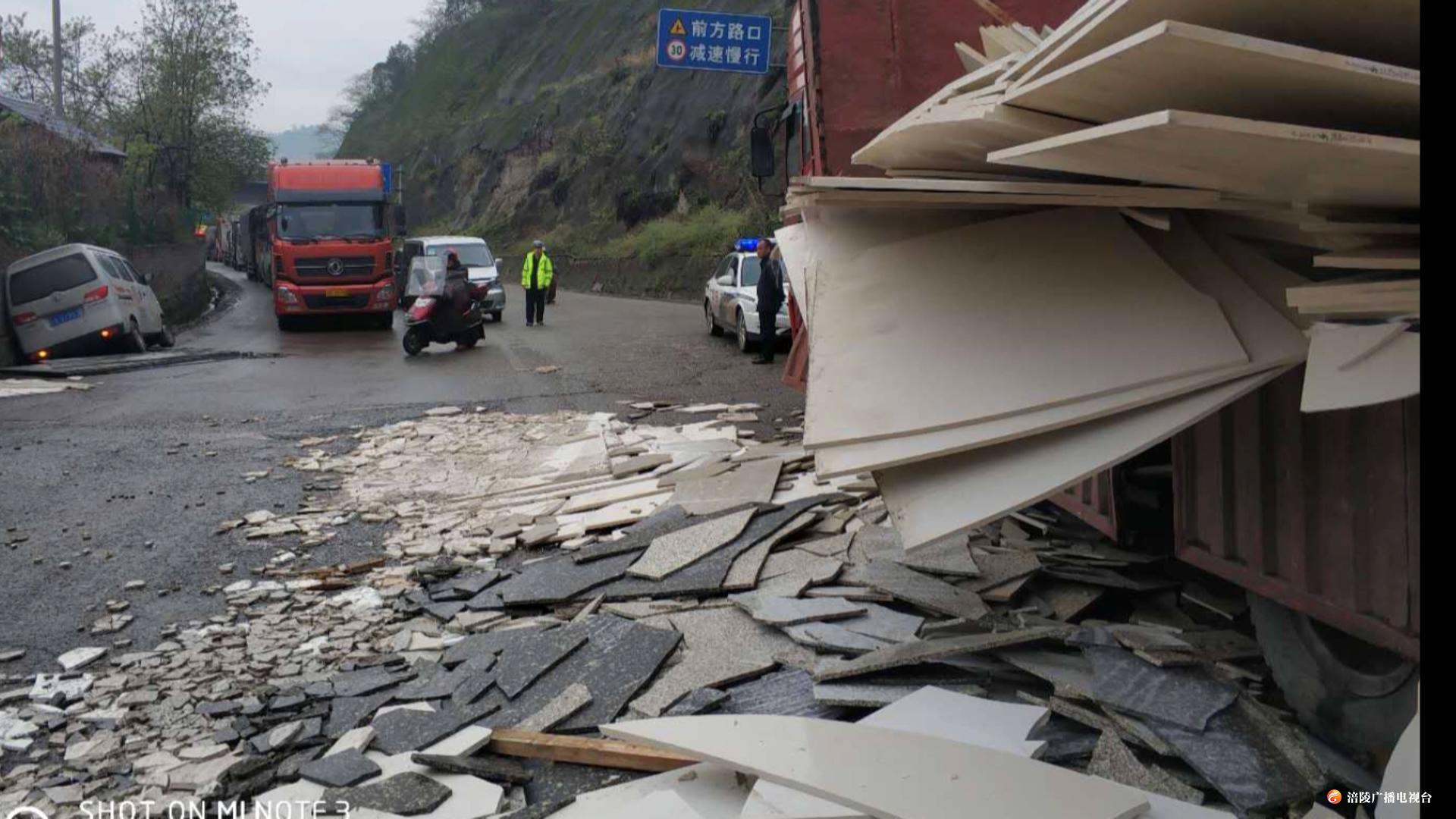 货车甩尾货物倾斜，推“伤”了面包车！