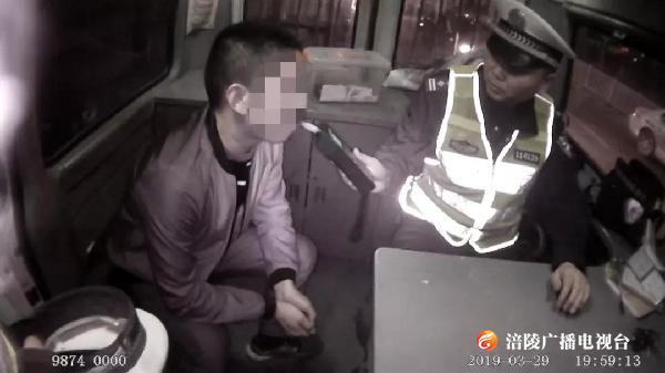 酒驾男送妻子就医，没到医院就被交巡警查了！