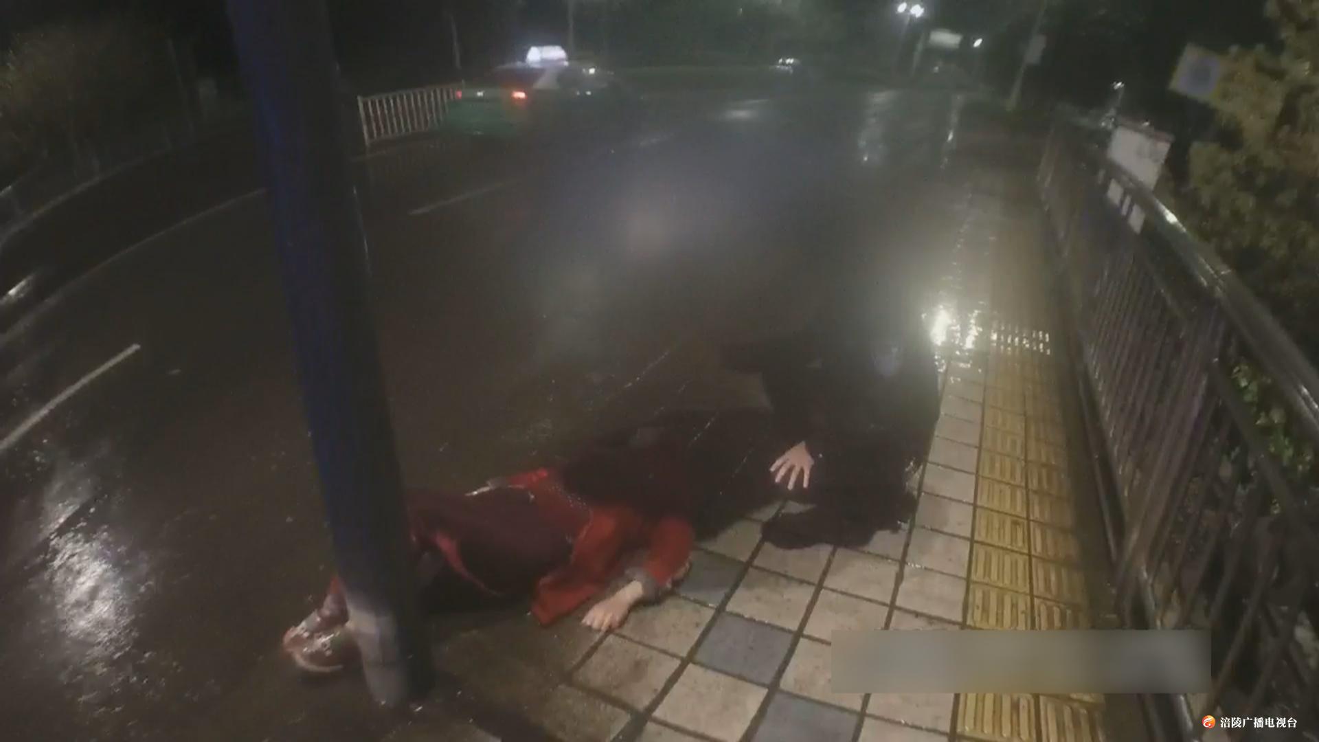 女子雨中晕倒  警察蜀黍秒变“撑伞哥”