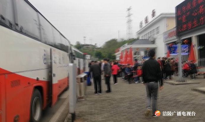 停车不能只图方便哦！大巴车这种行为很危险~