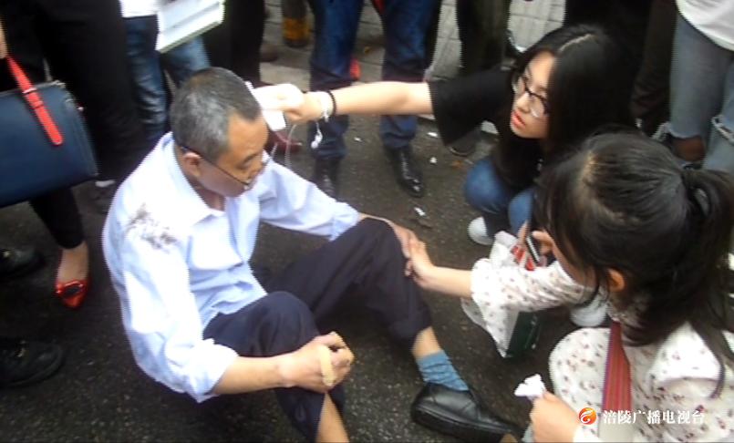 老人街头摔倒，扶不扶？来看看他们是怎么做的！
