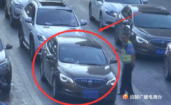 5分钟“生死时速”！涪陵警车为危重病人开道送医！