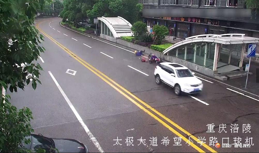 惊险！越野车爆胎失控，撞翻对向摩托车！
