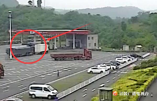 挂车驶向加油站，两货车遭殃！一看，竟无人驾驶？