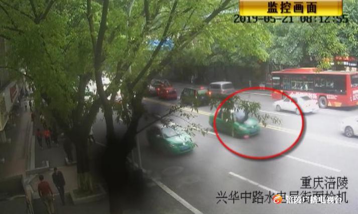 揪心！男子横穿马路被撞飞！