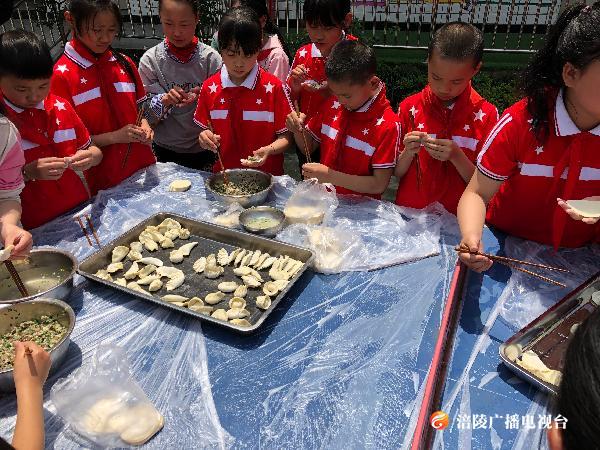 山区孩子包饺子 快快乐乐过六一