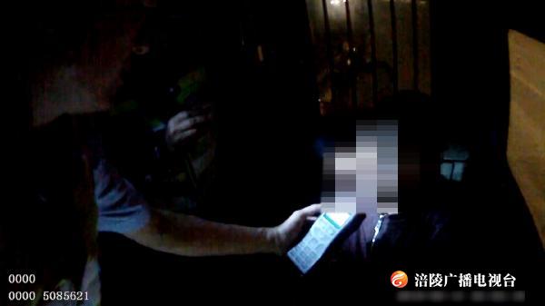 涪陵一男子酒驾被抓，连声称“对不起孩子”！