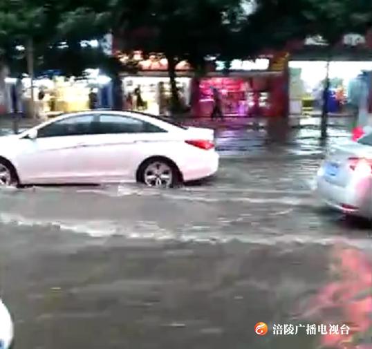 今晨强降雨来袭！涪陵部分道路积水严重