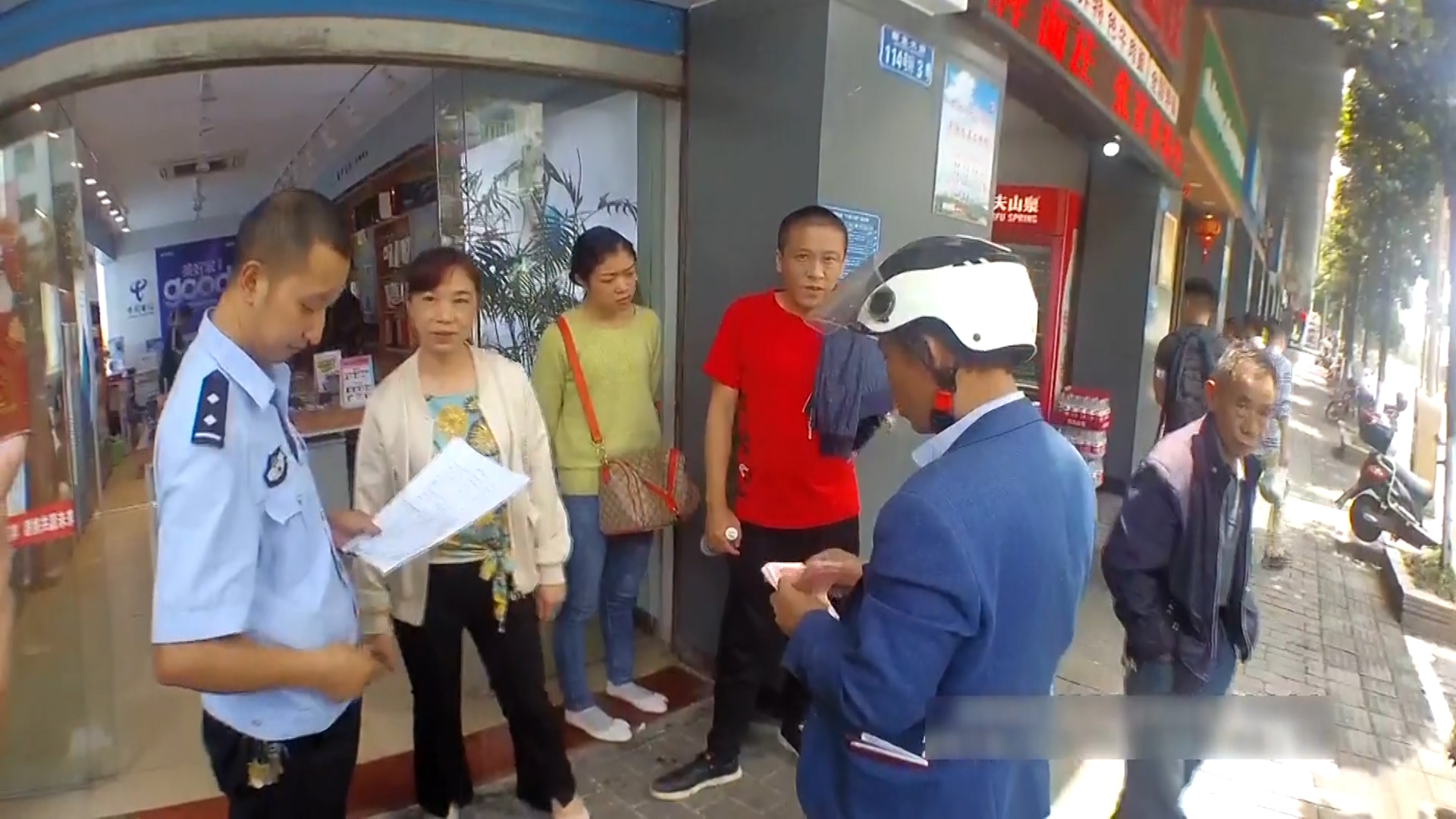 用实际行动践行什么叫“诚信”，为这位市民点赞！