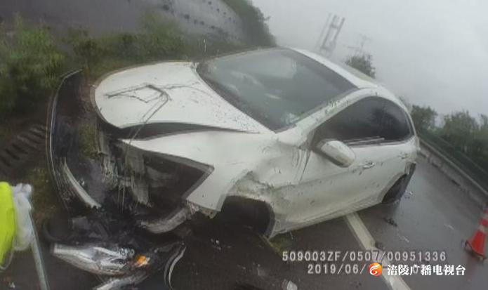 惊险！雨天超车酿事故