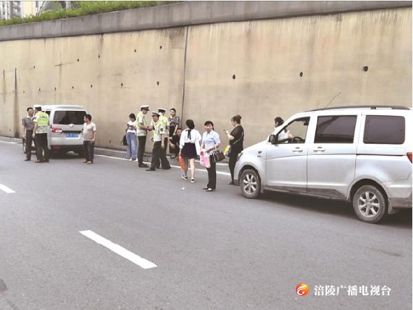运管集中整治涪陵乌江二桥 东桥头非法营运