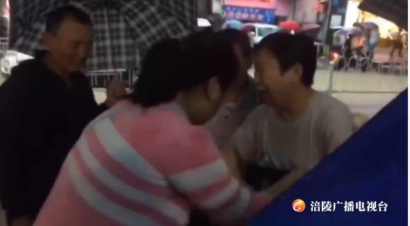 【暴雨中的温情】两位市民不慎落水 众人合力施救