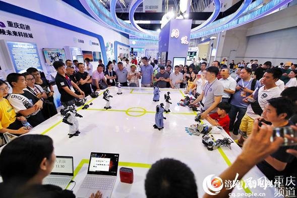 打太极唱京剧 涪陵展馆的机器人“自带流量”