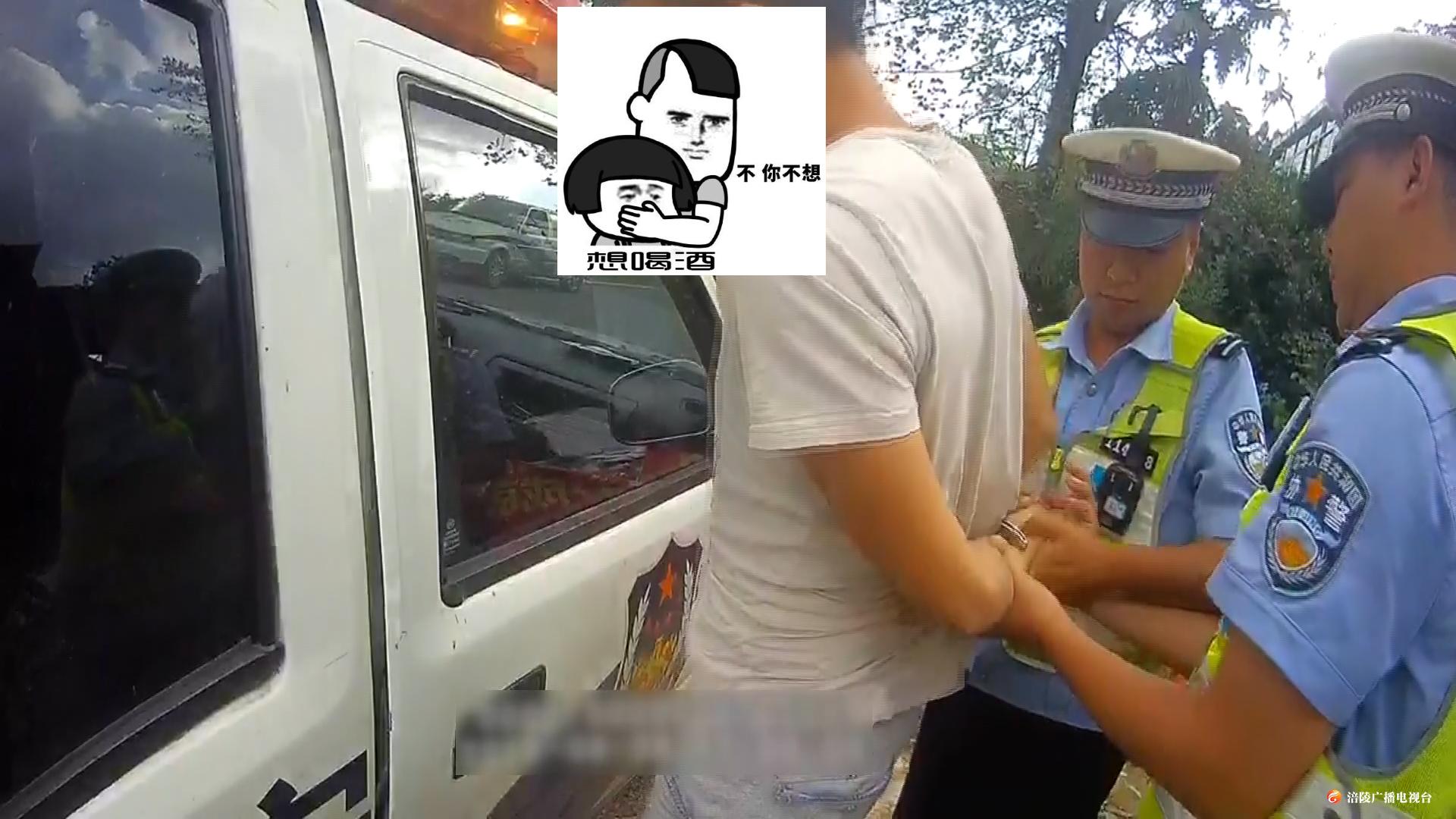 男子无证醉驾被查  秒变“跑男”......