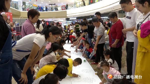 手绘百米画卷 歌颂伟大祖国