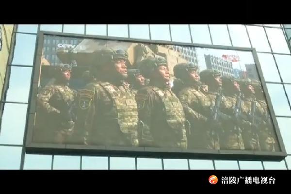 我区各界干部群众热议国庆七十周年大阅兵