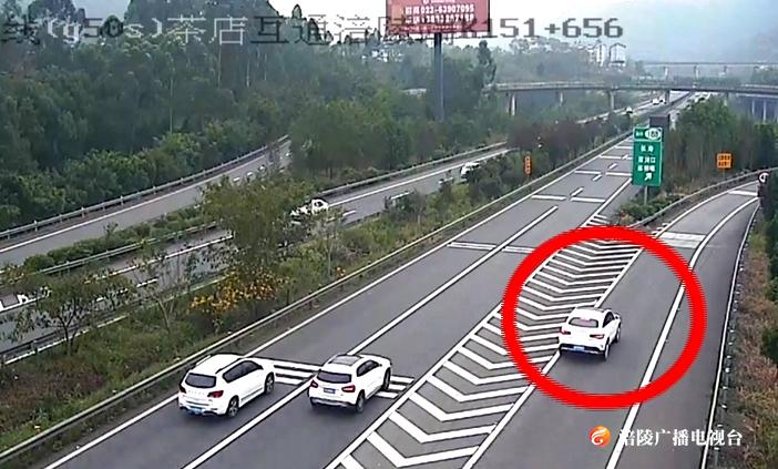 小车高速匝道倒车，12分没了！