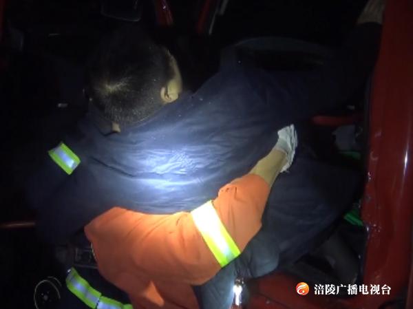 高速两车追尾，疲劳驾驶引起的...