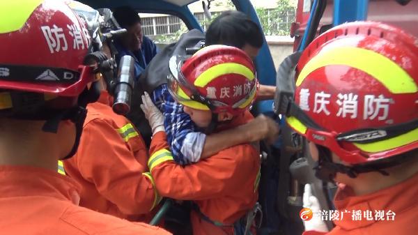 险！货车失控下坡追尾 两人被困消防施救