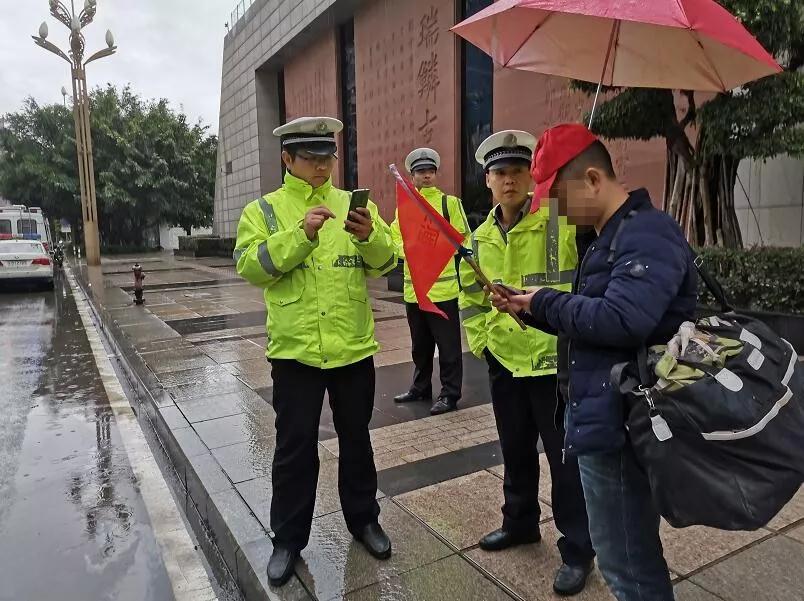 红灯闯不得、马路横穿不得、隔离栏翻不得！要遭哦！