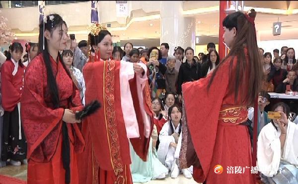 汉服秀：唯美霓裳带你穿越时空