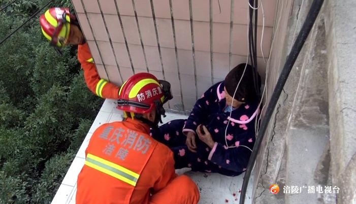 惊险！九旬老太跌落露台  警民合力砸墙施救