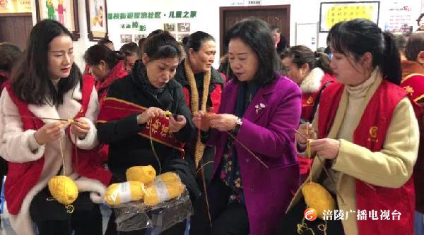 暖！70余名志愿者为贫困儿童“织爱”​