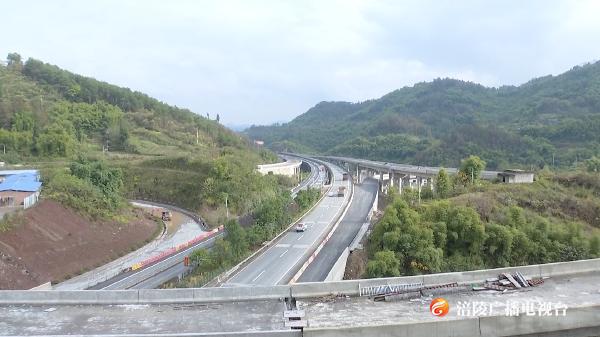 南两高速公路春天门特长隧道实现双向贯通！