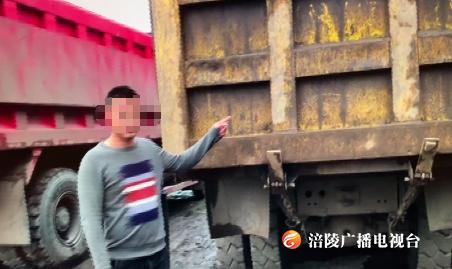 胆子大！无证还开套牌车 男子被查拔腿就跑