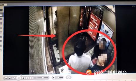 险！三人酒后被困电梯 消防破窗绳降施救