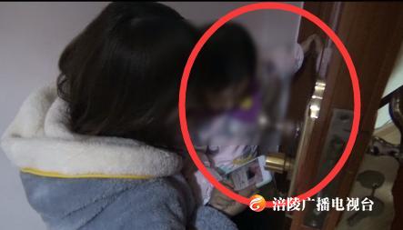 小心！女童贪玩被门“咬”手指……