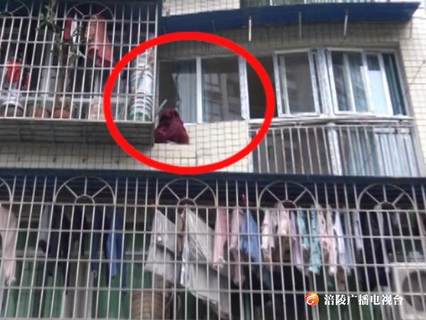 11岁少年和家人闹别扭，置气翻出窗外......