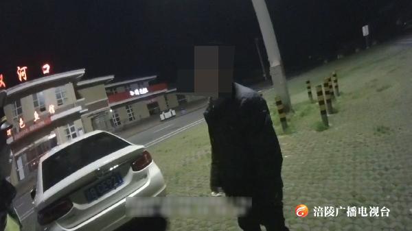 强行超车变道  男子开“斗气车”酿事故