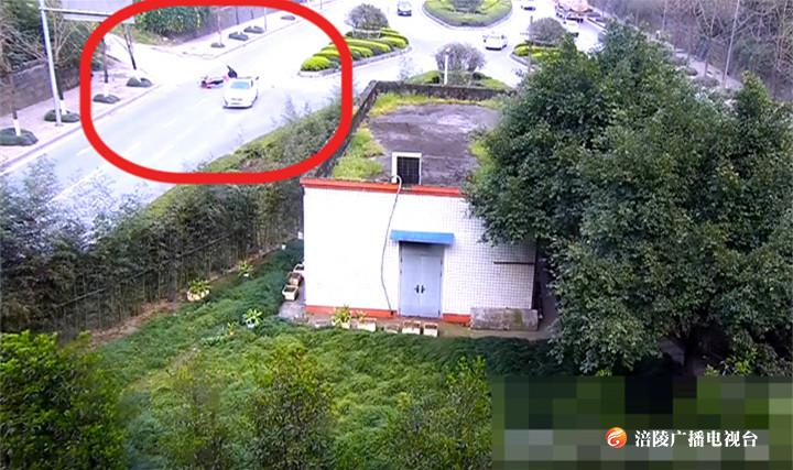 摩托车路口被撞飞 众人合力挪车救人