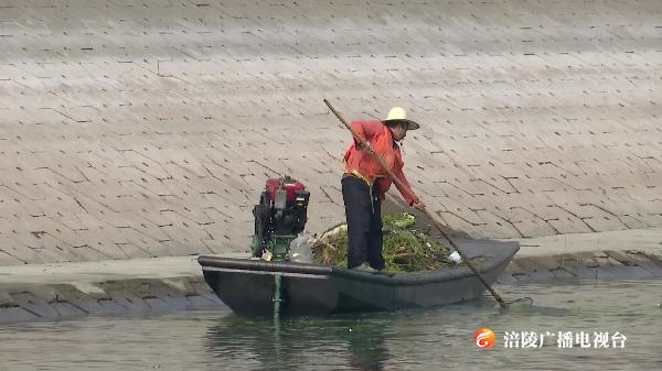 涪陵：库区水位持续消落，清漂工人全力作业保洁净