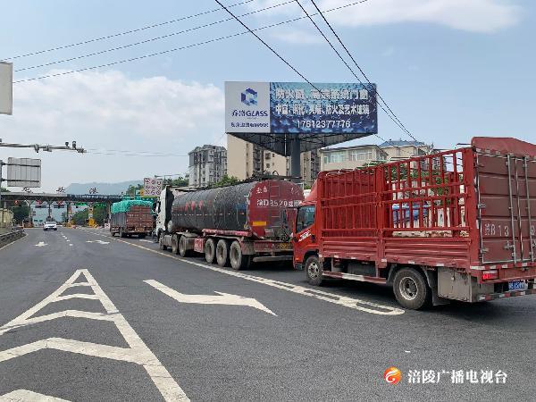 车流量急增 石渝高速多个收费站实施临时管制