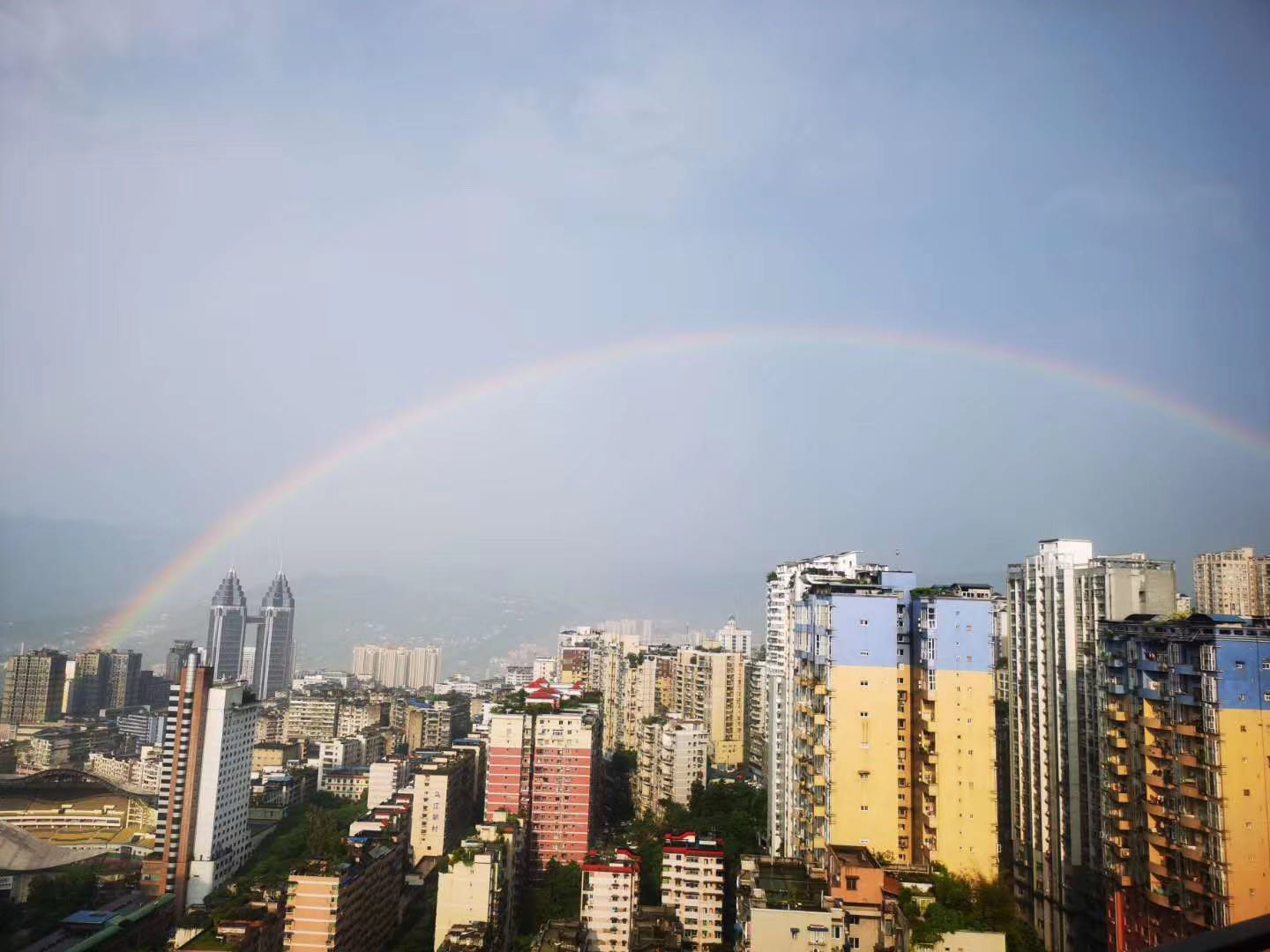 暴雨冰雹过后，涪陵上空出现彩虹