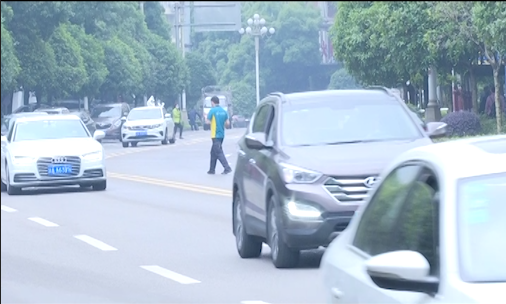 【曝光台】横穿马路图方便，不顾安全丢文明